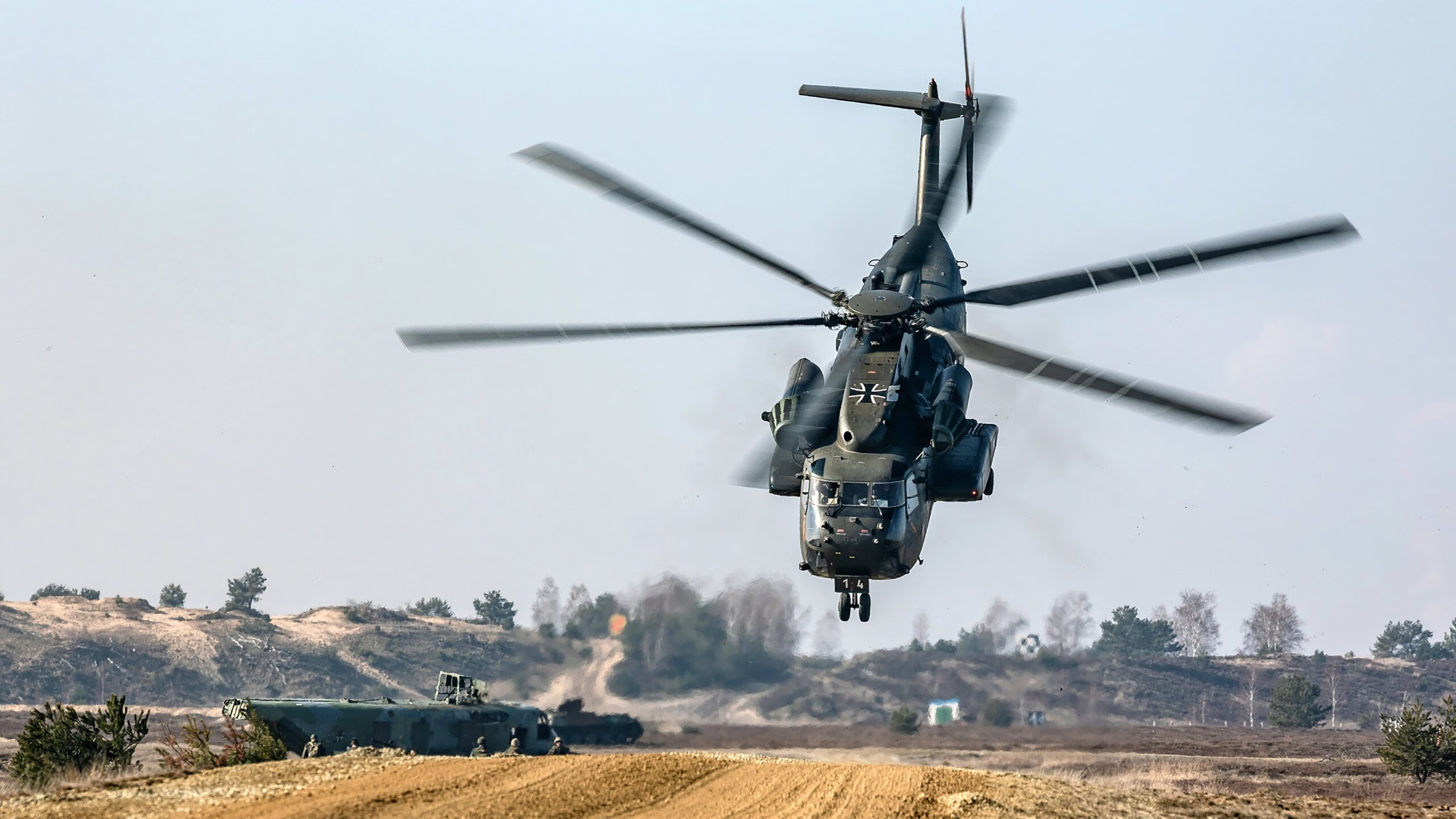 爱游戏登录入口-王嘉男跳远超标刷新赛会纪录，王嘉男跳远夺冠